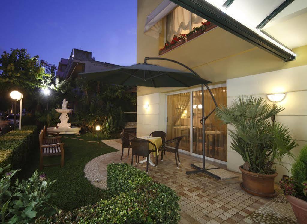 Hotel Houston Rimini Exteriör bild